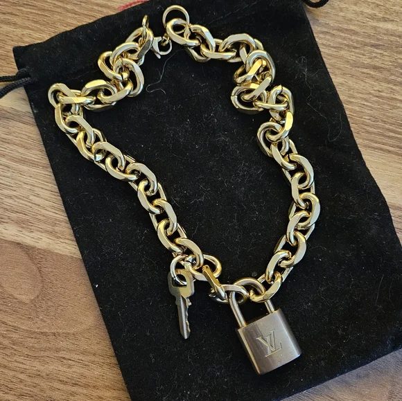 LOUIS VUITTON LOCK & KEY NECKLACE - Picture 7 of 7